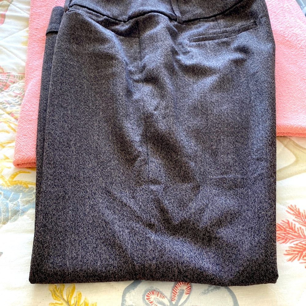 Women’s dress pants in brown small front pockets boot cut. Like new. Really nice